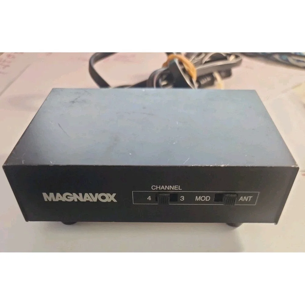 Magnavox PM61138 RF Modulator Channel 3 4 RCA To Coax Converter